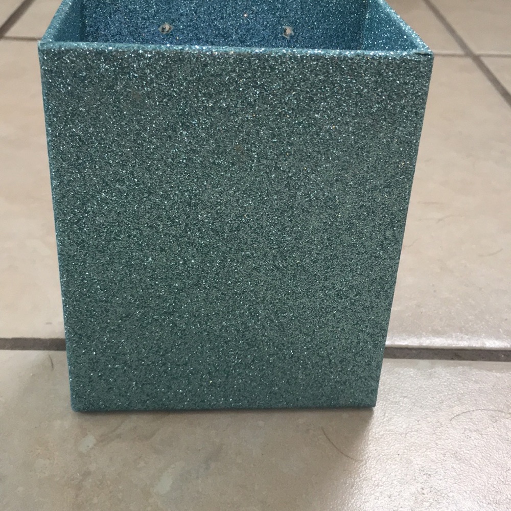 Magnet blue sparkle pencil holder